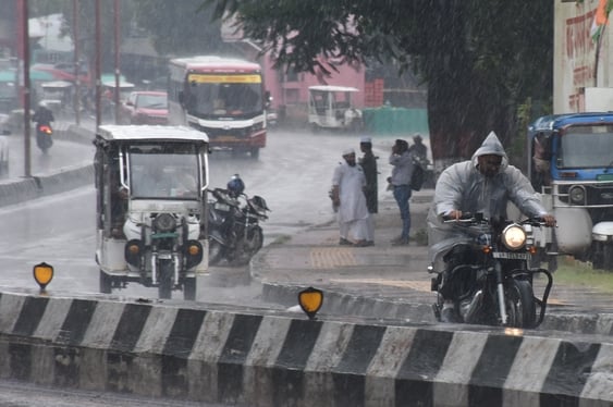 राजधानी में शनिवार दोपहर को कई इलाकों में बारिश हुई। राजधानी में शनिवार दोपहर को कई इलाकों में बारिश हुई।