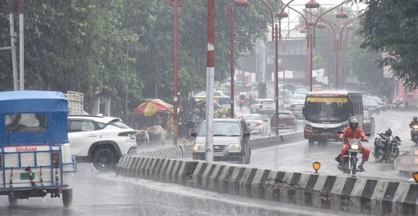 राजधानी में शनिवार दोपहर को कई इलाकों में बारिश हुई। राजधानी में शनिवार दोपहर को कई इलाकों में बारिश हुई।