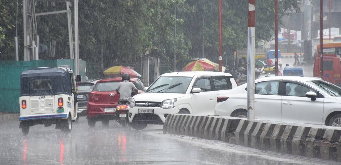 राजधानी में शनिवार दोपहर को कई इलाकों में बारिश हुई। राजधानी में शनिवार दोपहर को कई इलाकों में बारिश हुई।