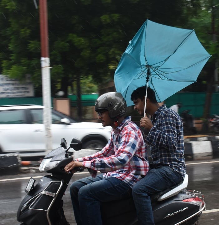 राजधानी में शनिवार दोपहर को कई इलाकों में बारिश हुई। राजधानी में शनिवार दोपहर को कई इलाकों में बारिश हुई।