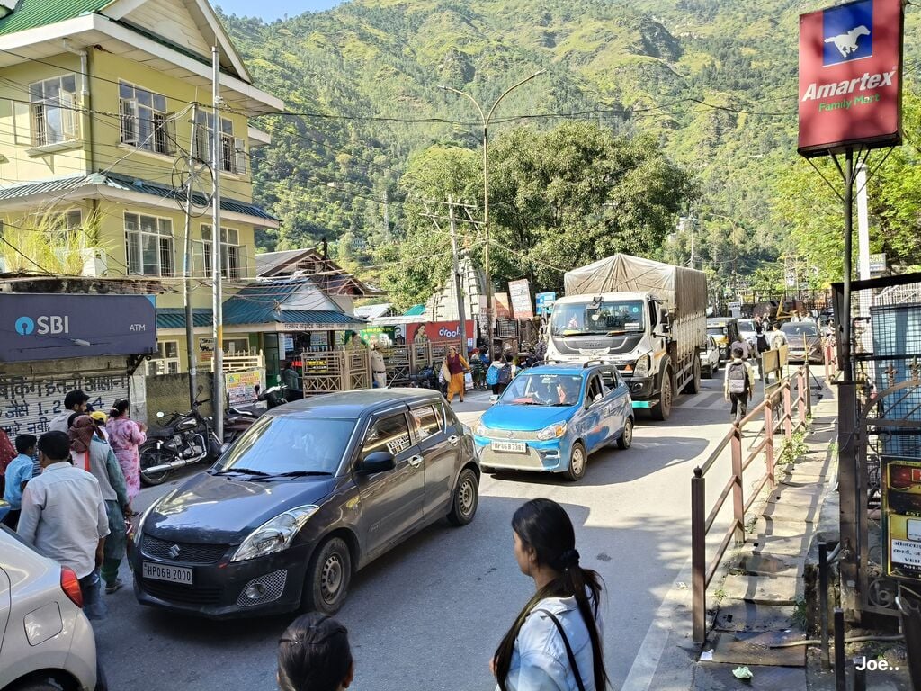 रामपुर में चौधरी अड्डे में रोजाना बनी रहती है जाम की समस्या, लोगों को पैदल निकलना हुआ मुश्किल।
