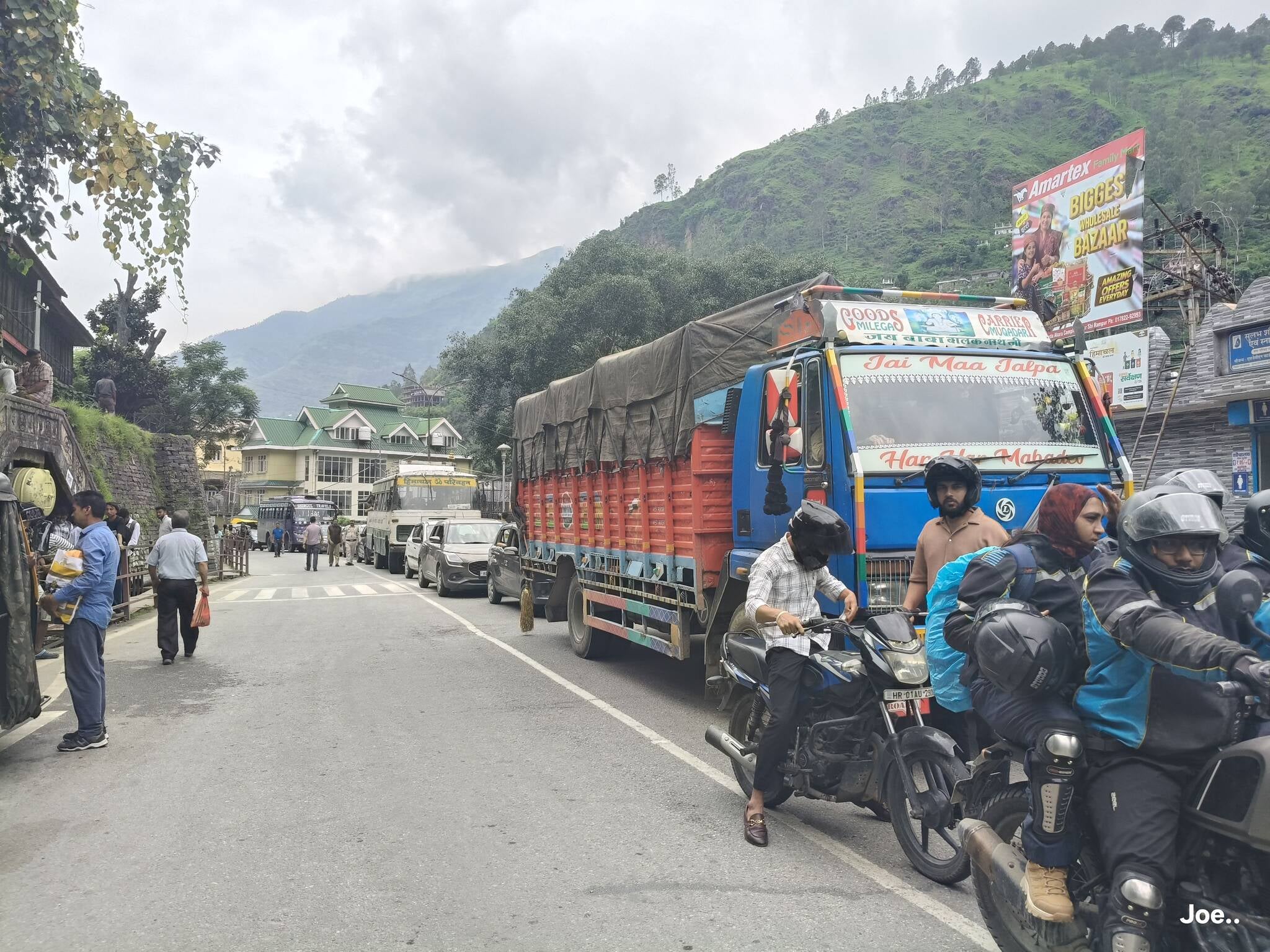 रामपुर में चौधरी अड्डे में रोजाना बनी रहती है जाम की समस्या, लोगों को पैदल निकलना हुआ मुश्किल।