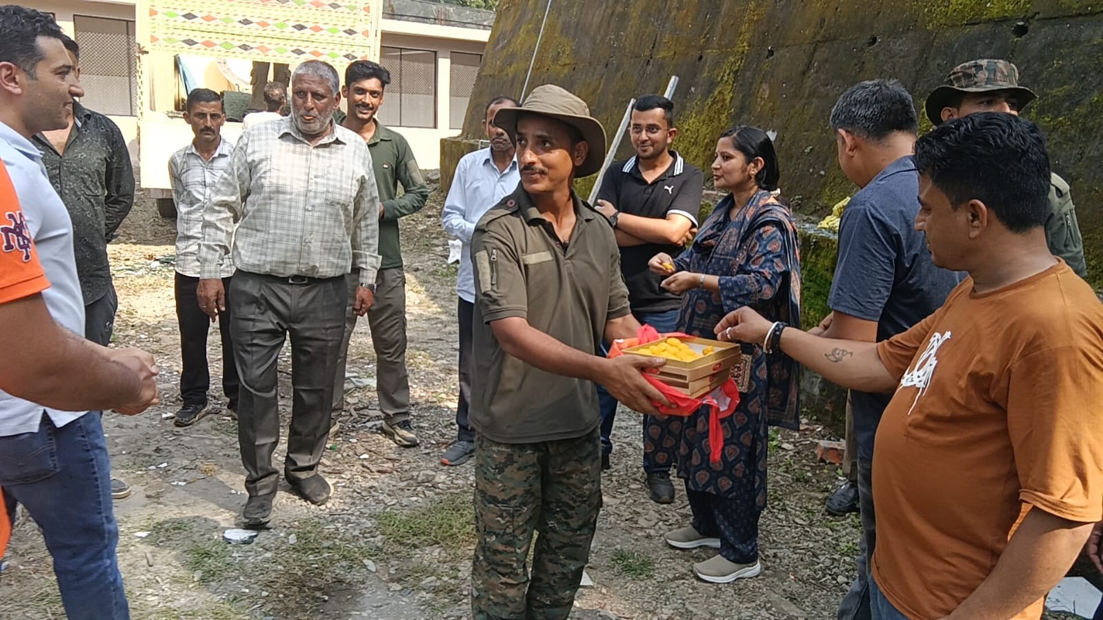 रेणुकाजी मिनी जू में टाइगर को उतारते विभाग के कर्मचारी। संवाद