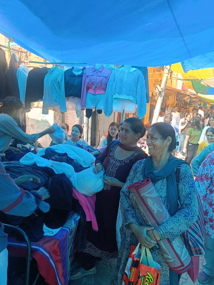 सुबाथू के गुग्गा माड़ी मंदिर में गुग्गा महाराज के दर्शनों के लिए लाइन में खड़े श्रद्धालु गण । स्र