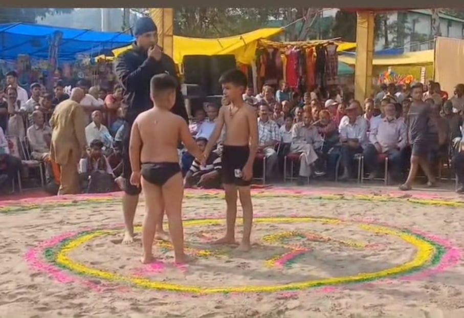 सुबाथू के गुग्गा माड़ी मंदिर में गुग्गा महाराज के दर्शनों के लिए लाइन में खड़े श्रद्धालु गण । स्र