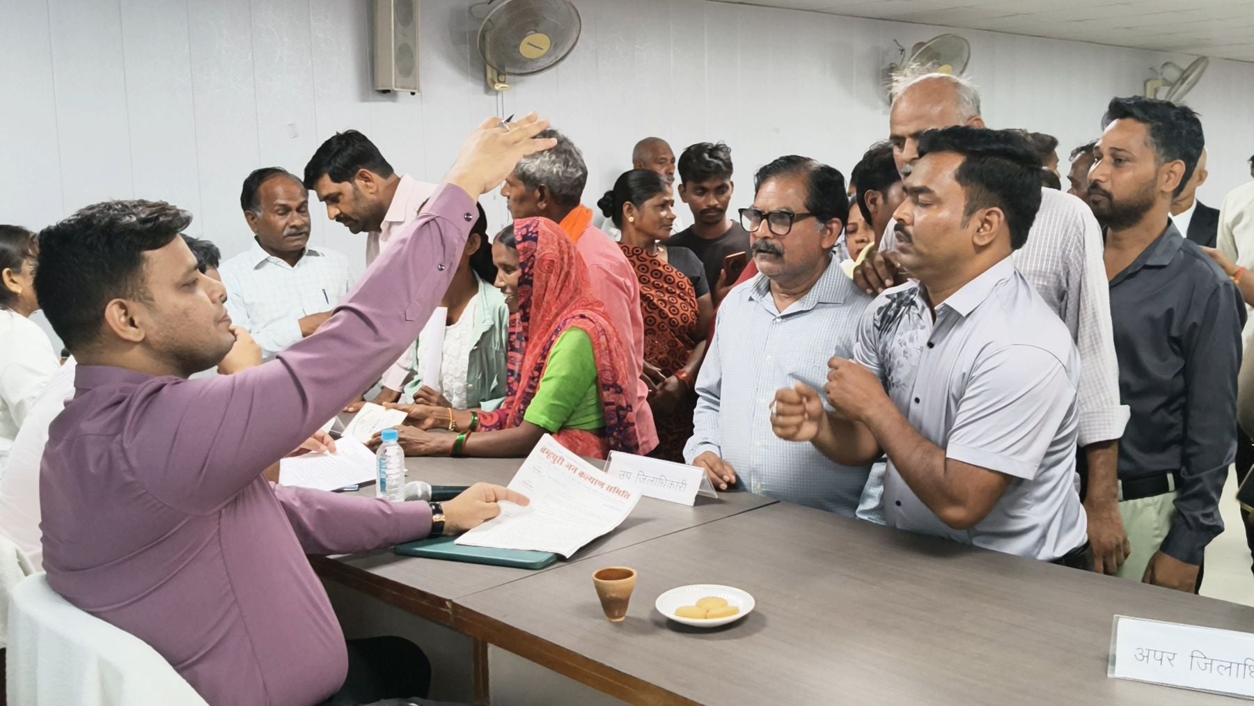 समाधान दिवस में समस्या लेकर पहुंचे फरियादी। मोहनलालगंज में बिजली ही गुल हो गई। समाधान दिवस में समस्या लेकर पहुंचे फरियादी। मोहनलालगंज में बिजली ही गुल हो गई।