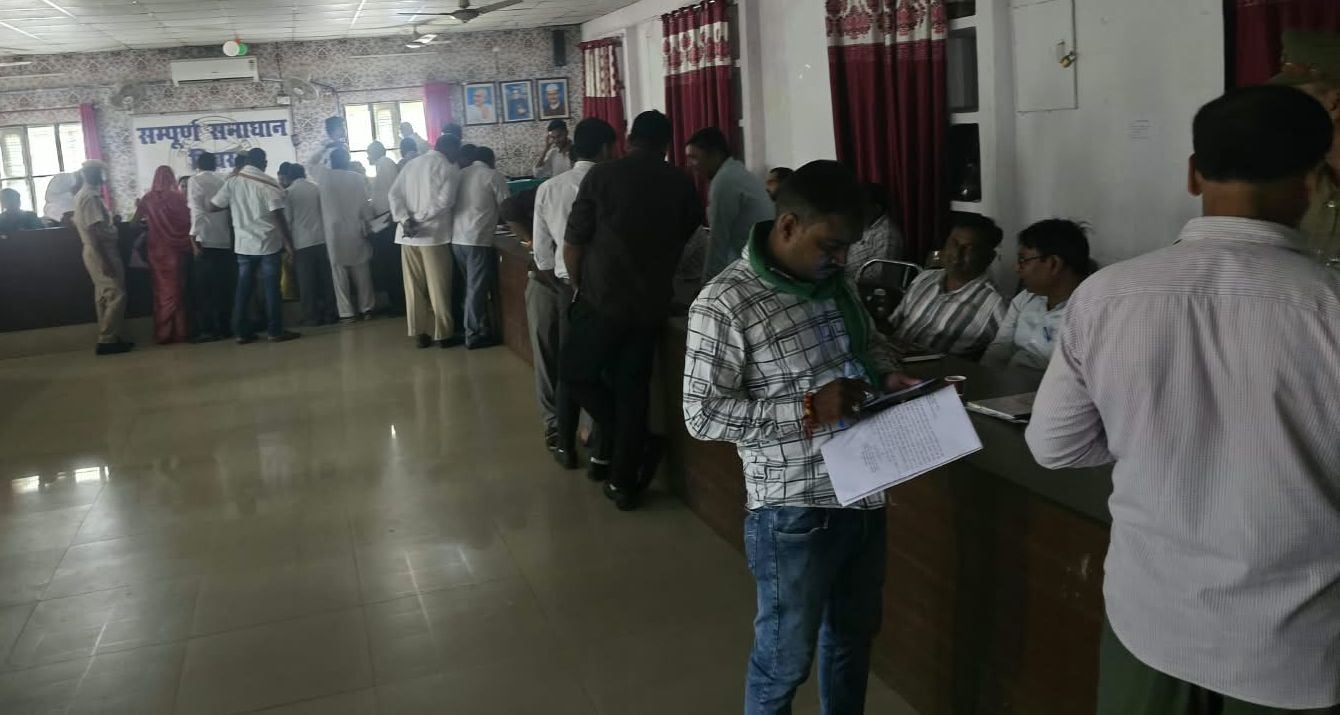 समाधान दिवस में समस्या लेकर पहुंचे फरियादी। मोहनलालगंज में बिजली ही गुल हो गई। समाधान दिवस में समस्या लेकर पहुंचे फरियादी। मोहनलालगंज में बिजली ही गुल हो गई।