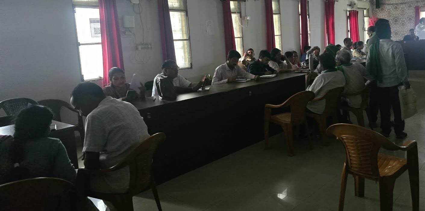 समाधान दिवस में समस्या लेकर पहुंचे फरियादी। मोहनलालगंज में बिजली ही गुल हो गई। समाधान दिवस में समस्या लेकर पहुंचे फरियादी। मोहनलालगंज में बिजली ही गुल हो गई।