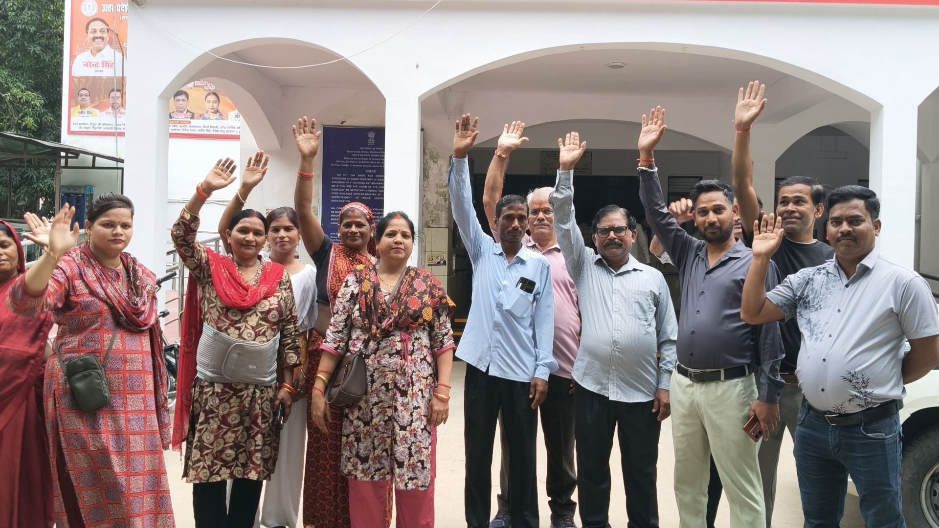 समाधान दिवस में समस्या लेकर पहुंचे फरियादी। मोहनलालगंज में बिजली ही गुल हो गई। समाधान दिवस में समस्या लेकर पहुंचे फरियादी। मोहनलालगंज में बिजली ही गुल हो गई।