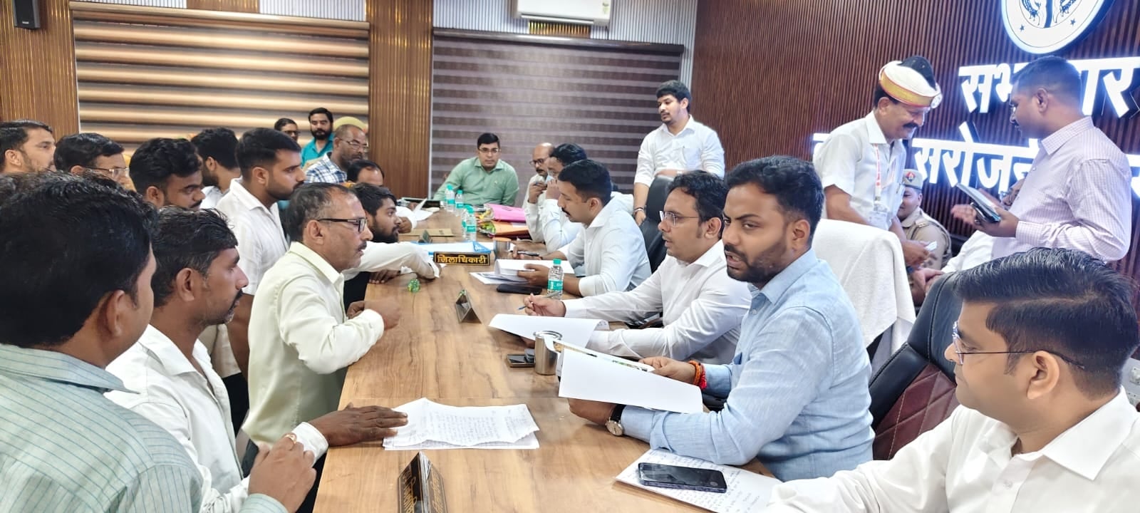 समाधान दिवस में समस्या लेकर पहुंचे फरियादी। मोहनलालगंज में बिजली ही गुल हो गई। समाधान दिवस में समस्या लेकर पहुंचे फरियादी। मोहनलालगंज में बिजली ही गुल हो गई।