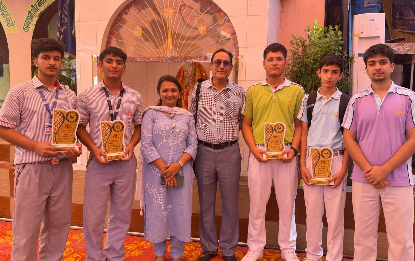 सैनवाला स्कूल में मुख्यातिथि व शिक्षकों के साथ बाल विज्ञान कांग्रेस के विजेता विद्यार्थी। संवाद सैनवाला स्कूल में मुख्यातिथि व शिक्षकों के साथ बाल विज्ञान कांग्रेस के विजेता विद्यार्थी। संवाद