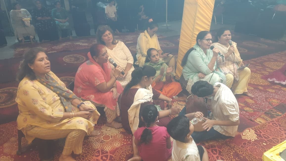 सरनी चौक पर लगे गणपति पंडाल में मौजूद ग्रुप के पदाधिकारी। संवाद सरनी चौक पर लगे गणपति पंडाल में मौजूद ग्रुप के पदाधिकारी। संवाद