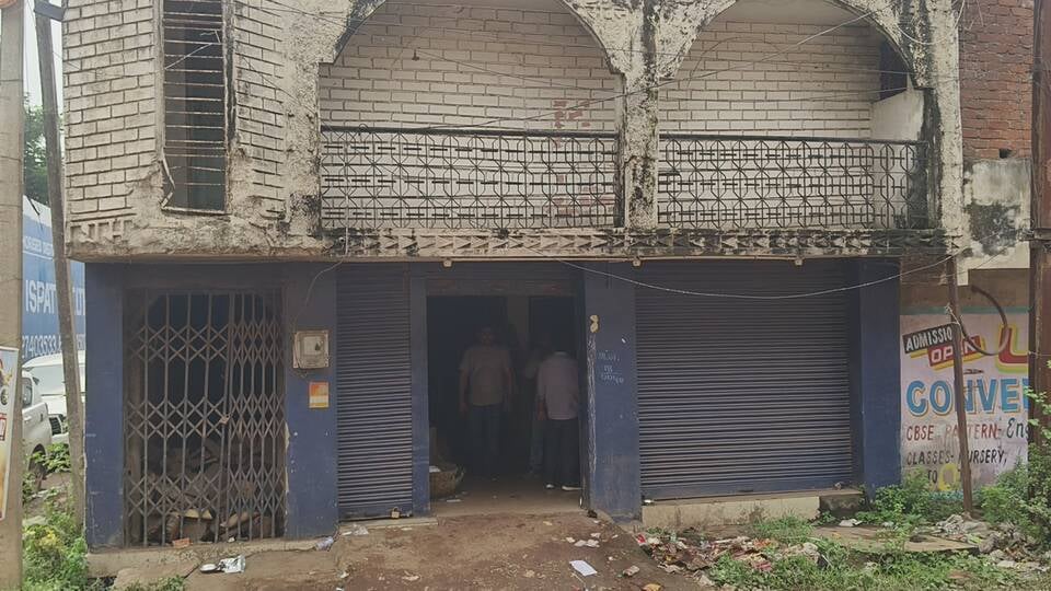 सेंट्रल जीएसटी इंटेलिजेंस की टीम ने गुटखा फैक्ट्री पर दी दबिश।