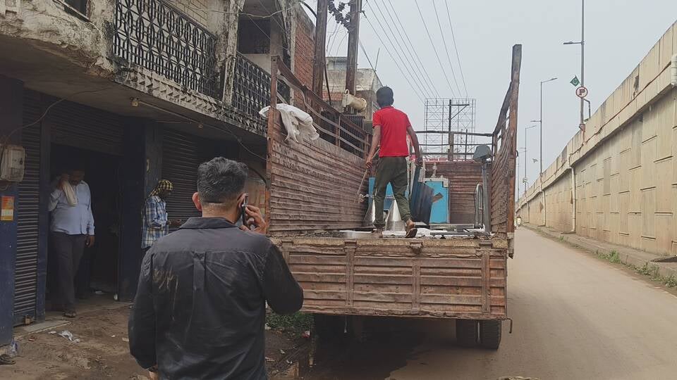सेंट्रल जीएसटी इंटेलिजेंस की टीम ने गुटखा फैक्ट्री पर दी दबिश।