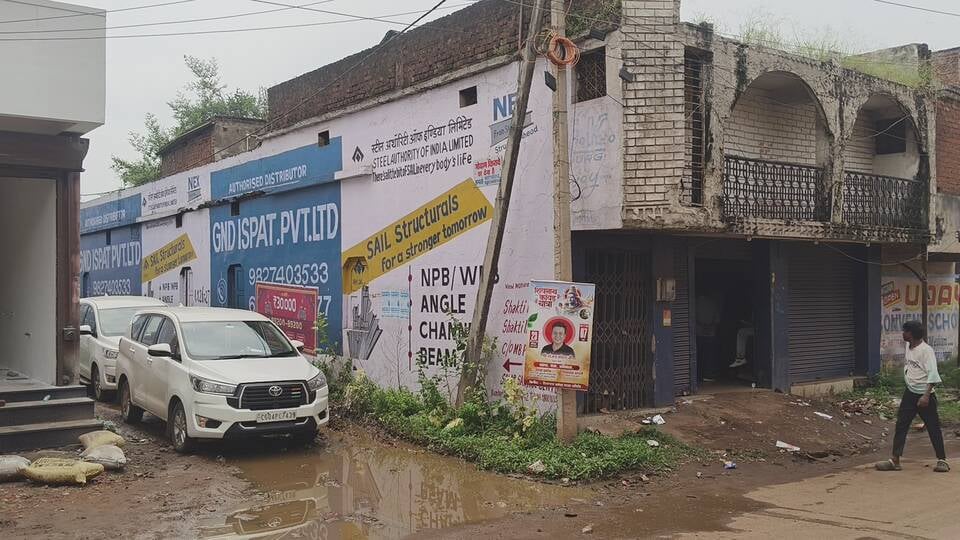 सेंट्रल जीएसटी इंटेलिजेंस की टीम ने गुटखा फैक्ट्री पर दी दबिश।