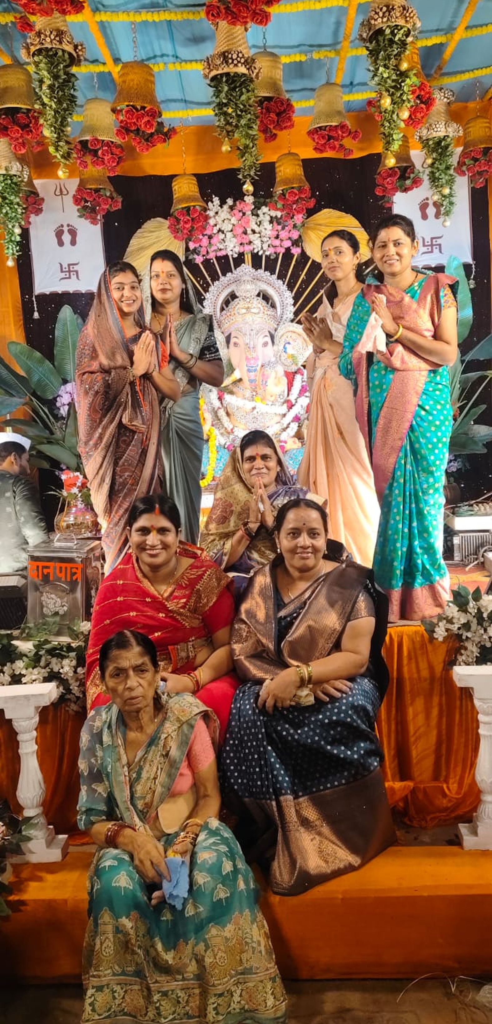 शहर के जीएन रोड स्थित गणेश पंडाल में भजन कीर्तन करतीं महिलाएं। स्रोत-आयोजक शहर के जीएन रोड स्थित गणेश पंडाल में भजन कीर्तन करतीं महिलाएं। स्रोत-आयोजक