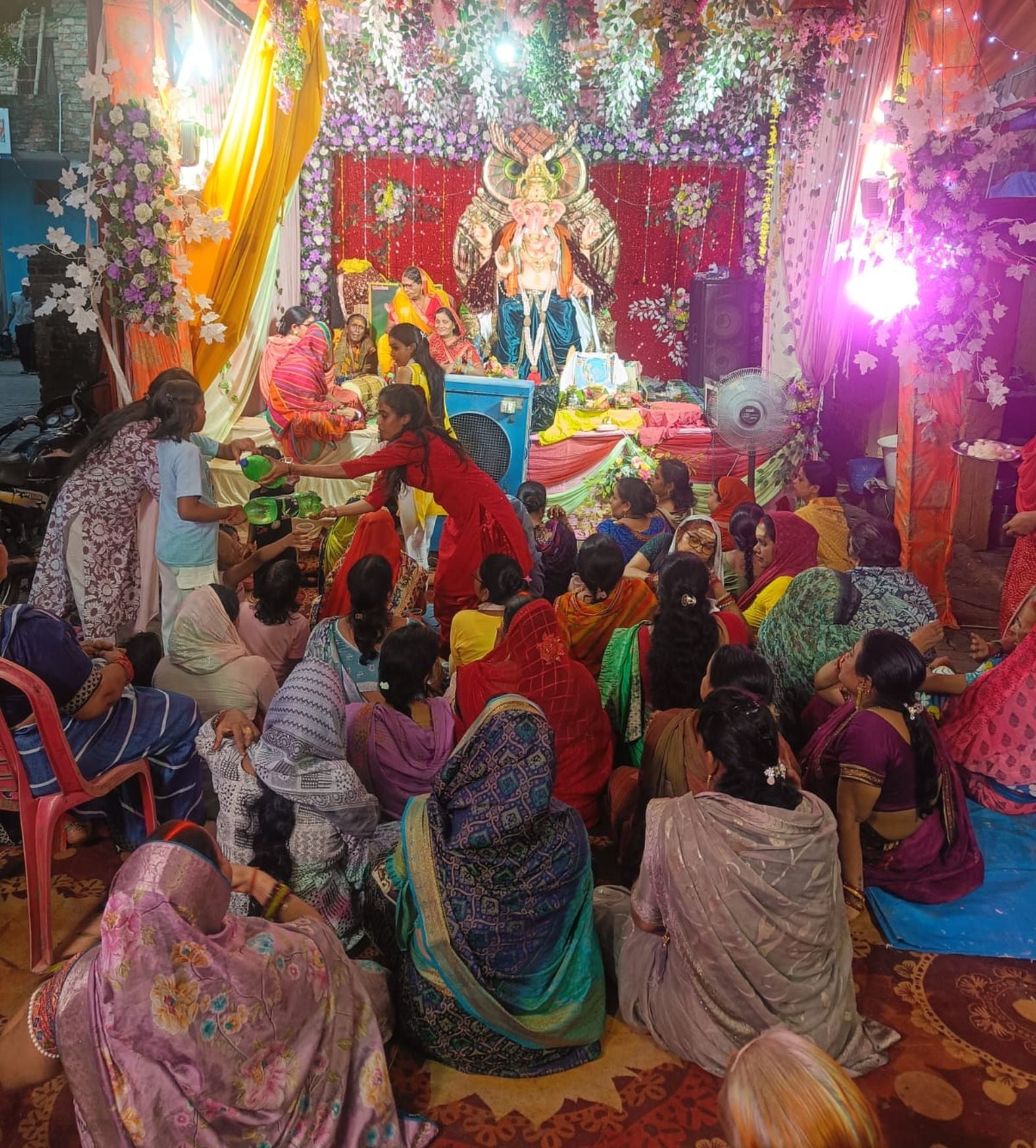 शहर के जीएन रोड स्थित गणेश पंडाल में भजन कीर्तन करतीं महिलाएं। स्रोत-आयोजक शहर के जीएन रोड स्थित गणेश पंडाल में भजन कीर्तन करतीं महिलाएं। स्रोत-आयोजक