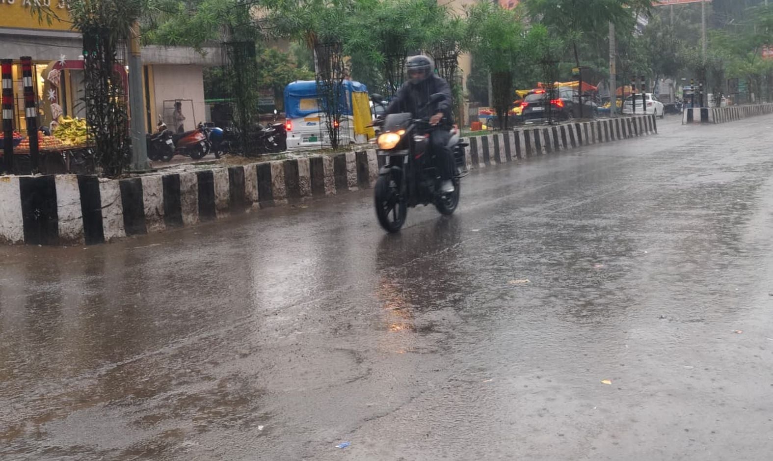 शहर में शनिवार शाम हो रही बारिश। संवाद शहर में शनिवार शाम हो रही बारिश। संवाद