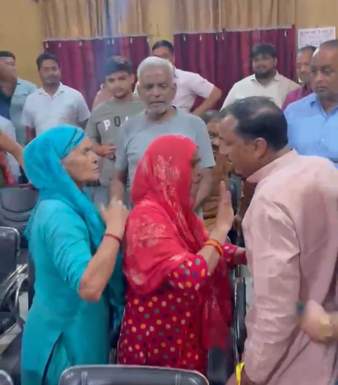 शामली कोतवाली में सभासद का गिरेबान पकड़े महिला। स्रोत वीडियोग्रेब शामली कोतवाली में सभासद का गिरेबान पकड़े महिला। स्रोत वीडियोग्रेब