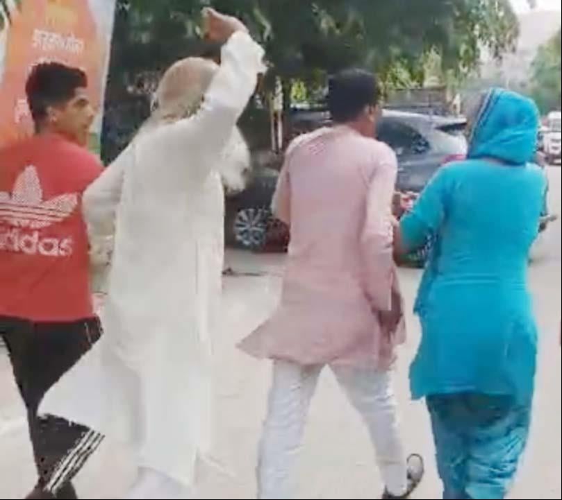 शामली कोतवाली में सभासद का गिरेबान पकड़े महिला। स्रोत वीडियोग्रेब शामली कोतवाली में सभासद का गिरेबान पकड़े महिला। स्रोत वीडियोग्रेब