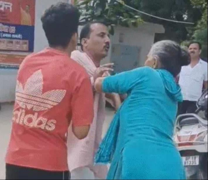 शामली कोतवाली में सभासद का गिरेबान पकड़े महिला। स्रोत वीडियोग्रेब शामली कोतवाली में सभासद का गिरेबान पकड़े महिला। स्रोत वीडियोग्रेब