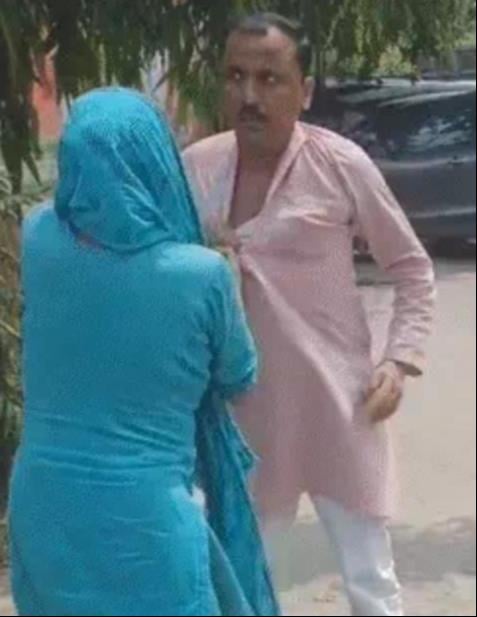 शामली कोतवाली में सभासद का गिरेबान पकड़े महिला। स्रोत वीडियोग्रेब शामली कोतवाली में सभासद का गिरेबान पकड़े महिला। स्रोत वीडियोग्रेब