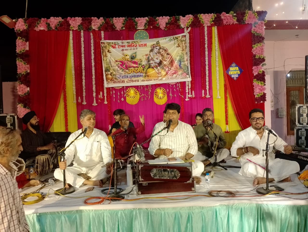 श्रीराम मंदिर में राधा अष्टमी पर भजन संध्या में भजन सुनते श्रद्धालु। संवाद श्रीराम मंदिर में राधा अष्टमी पर भजन संध्या में भजन सुनते श्रद्धालु। संवाद