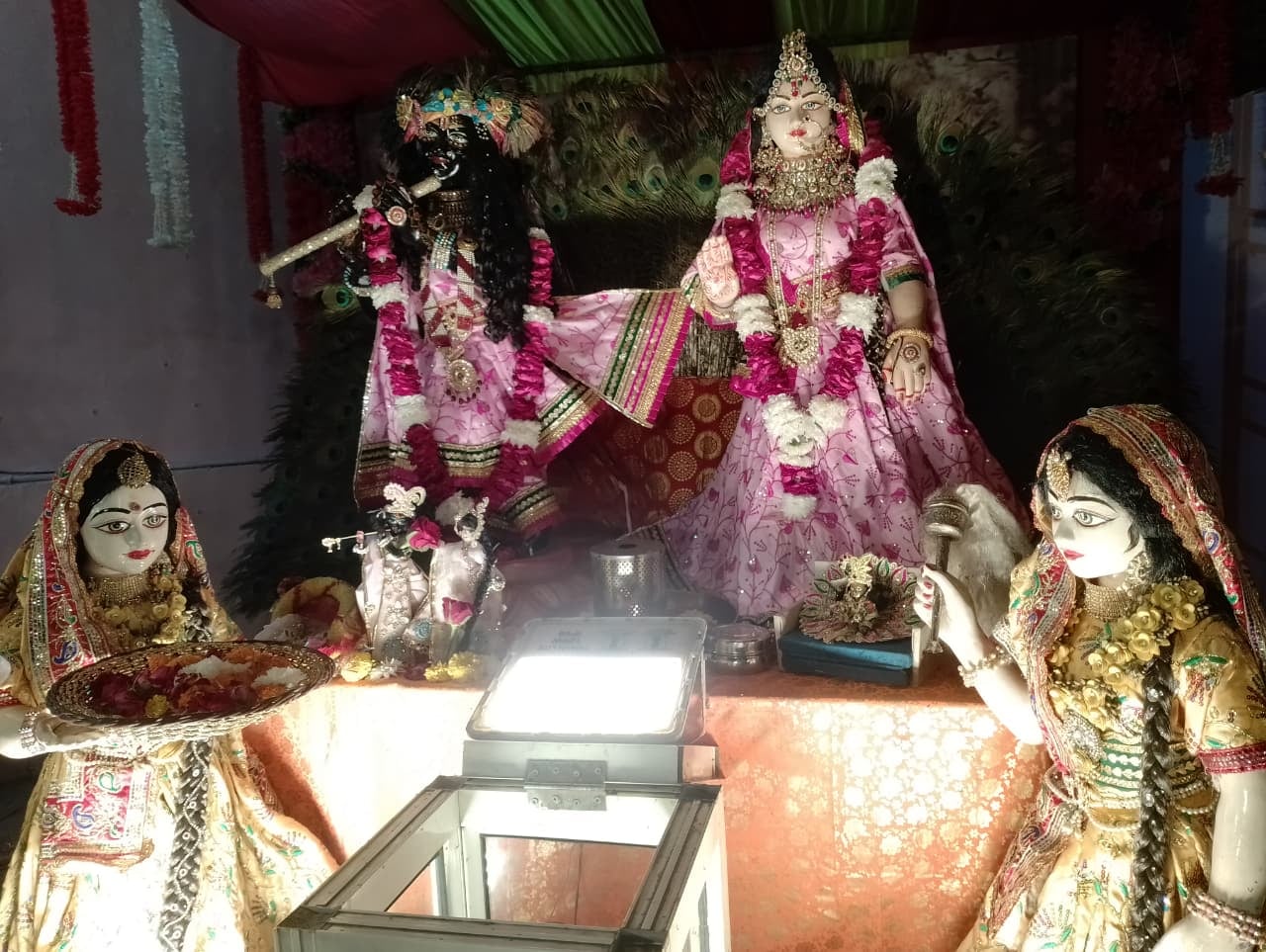 श्रीराम मंदिर में राधा अष्टमी पर भजन संध्या में भजन सुनते श्रद्धालु। संवाद श्रीराम मंदिर में राधा अष्टमी पर भजन संध्या में भजन सुनते श्रद्धालु। संवाद