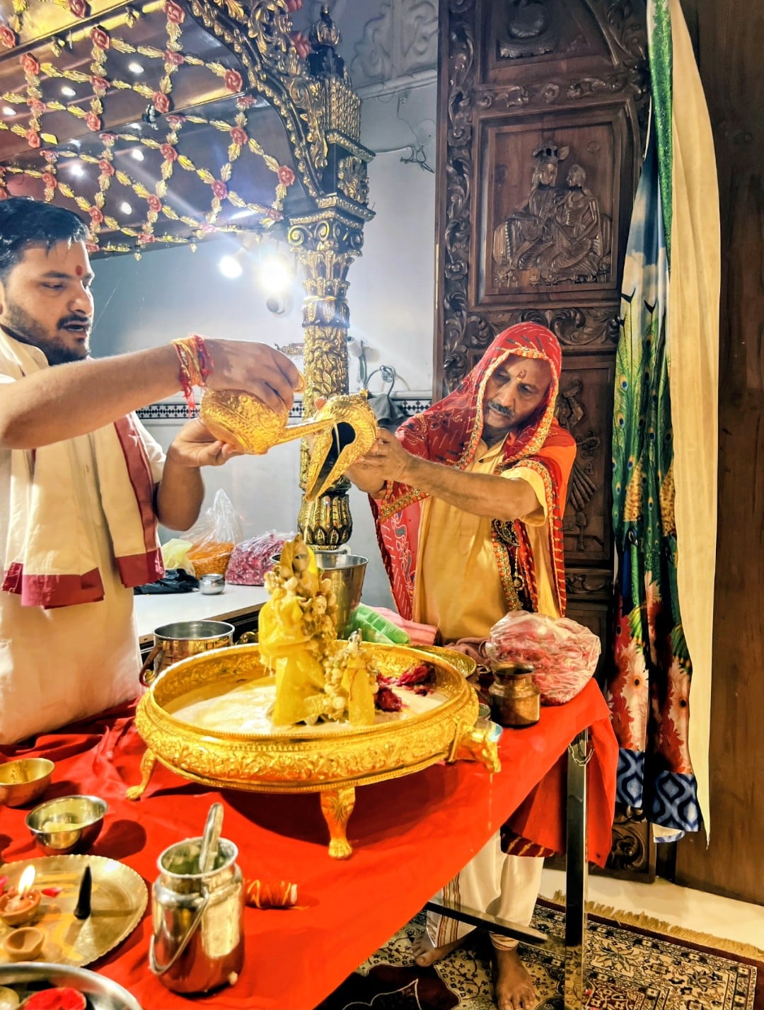 श्रीराम मंदिर में राधा अष्टमी पर भजन संध्या में भजन सुनते श्रद्धालु। संवाद श्रीराम मंदिर में राधा अष्टमी पर भजन संध्या में भजन सुनते श्रद्धालु। संवाद