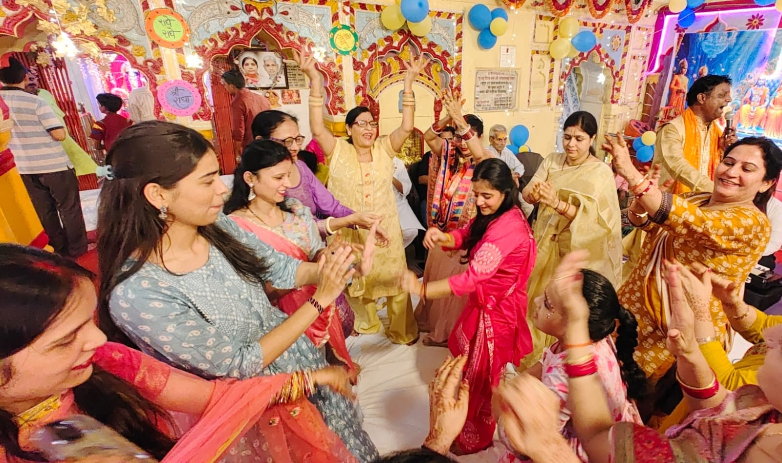 श्रीरामलीला कार्यक्रम में राधा अष्टमी के मौके पर राधा बने बच्चों के साथ समाजसेवी जगत नरायन गुप्