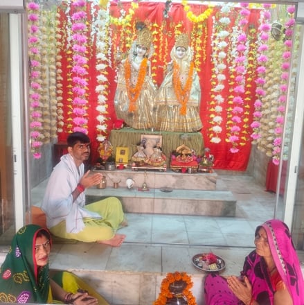 श्रीरामलीला कार्यक्रम में राधा अष्टमी के मौके पर राधा बने बच्चों के साथ समाजसेवी जगत नरायन गुप्