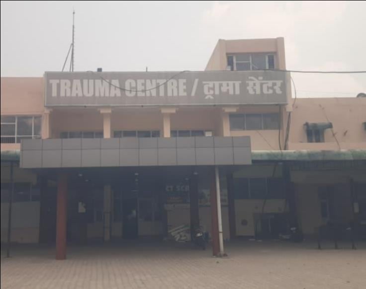 ट्रामा सेंटर के बरामदे में रखे बेड पर शनिवार को पेंट किया जा रहा था। जिस कारण मरीजों को दूसरी ज ट्रामा सेंटर के बरामदे में रखे बेड पर शनिवार को पेंट किया जा रहा था। जिस कारण मरीजों को दूसरी ज