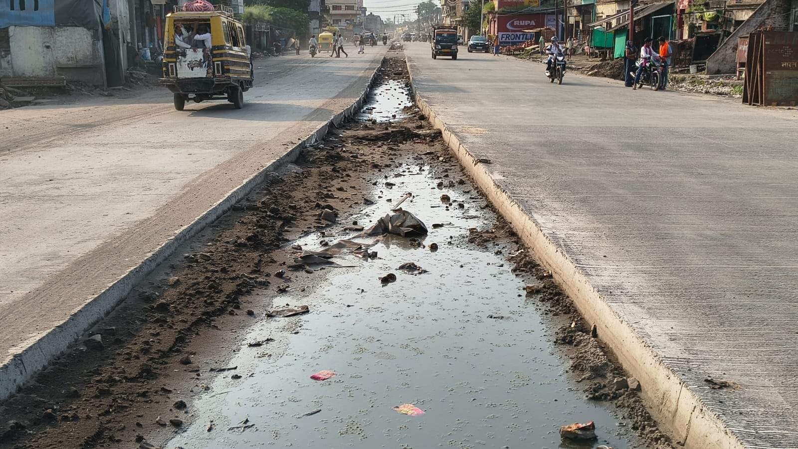 दुलहीपुर में बीच मेंं अधूरी छोड़ी गई सड़क। संवाद