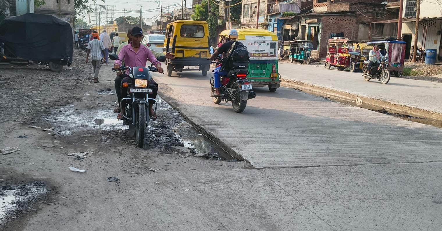 दुलहीपुर में बीच मेंं अधूरी छोड़ी गई सड़क। संवाद