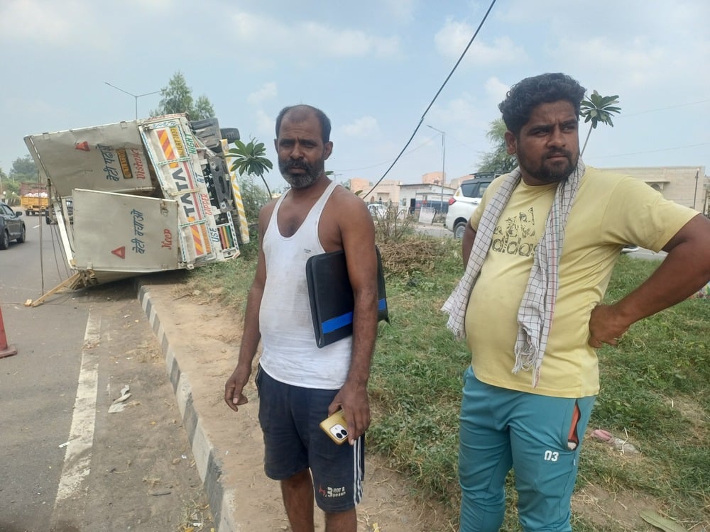 दिल्ली- अमृतसर राष्ट्रीय राजमार्ग स्थित शहीदी स्मारक के सामने डिवाइडर पर पलटा ट्रक। संवाद