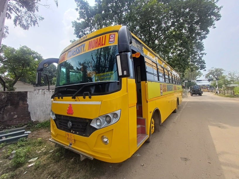 दिल्ली- अमृतसर राष्ट्रीय राजमार्ग स्थित शहीदी स्मारक के सामने डिवाइडर पर पलटा ट्रक। संवाद