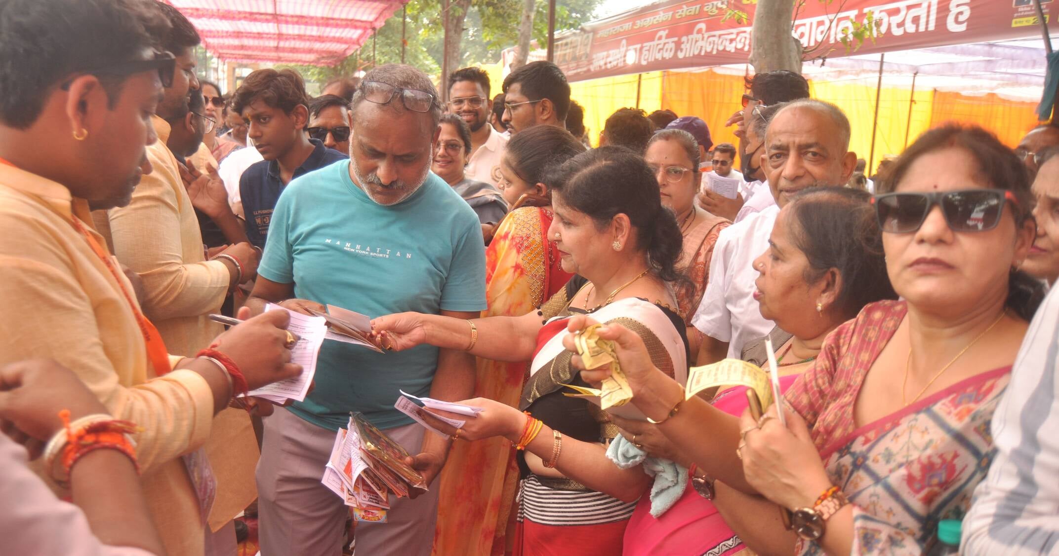 दीवान इंटर कॉलेज में अग्रवाल महासभा के चुनाव में मतदाताओं को बैलेट पेपर देते कर्मचारी। संवाद दीवान इंटर कॉलेज में अग्रवाल महासभा के चुनाव में मतदाताओं को बैलेट पेपर देते कर्मचारी। संवाद
