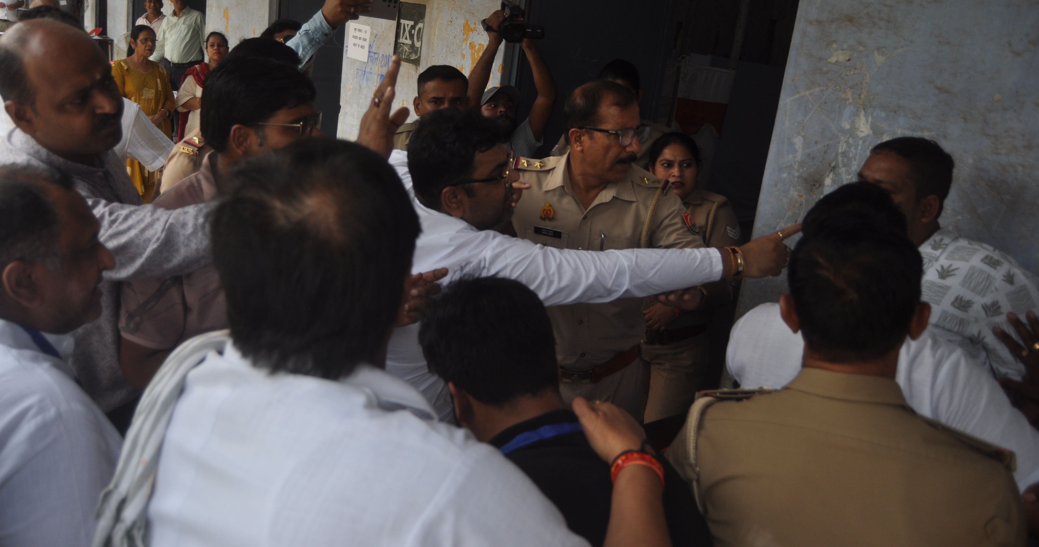 दीवान इंटर कॉलेज में अग्रवाल महासभा के चुनाव में मतदाताओं को बैलेट पेपर देते कर्मचारी। संवाद दीवान इंटर कॉलेज में अग्रवाल महासभा के चुनाव में मतदाताओं को बैलेट पेपर देते कर्मचारी। संवाद