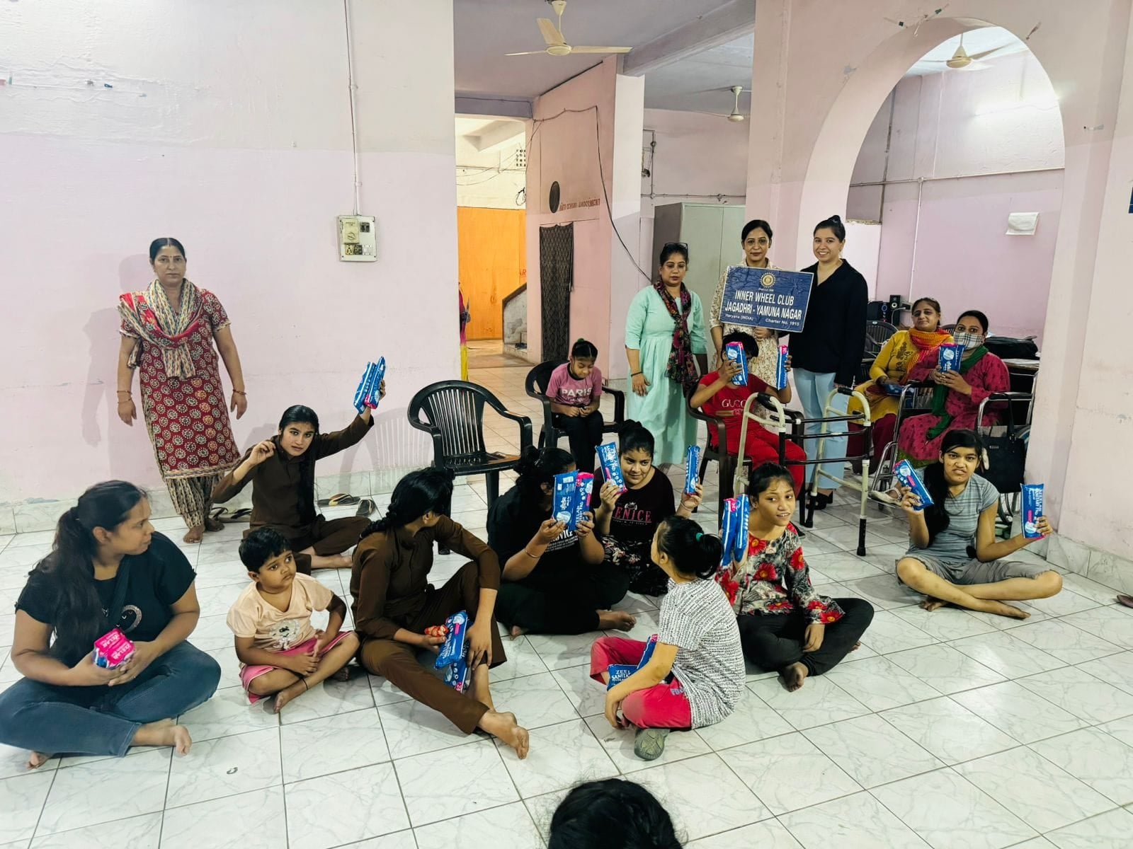 दिव्यांग बच्चों का जन्मदिन मनाती आरोहण वेलफेयर सोसायटी की पदाधिकारी। संस्थान दिव्यांग बच्चों का जन्मदिन मनाती आरोहण वेलफेयर सोसायटी की पदाधिकारी। संस्थान
