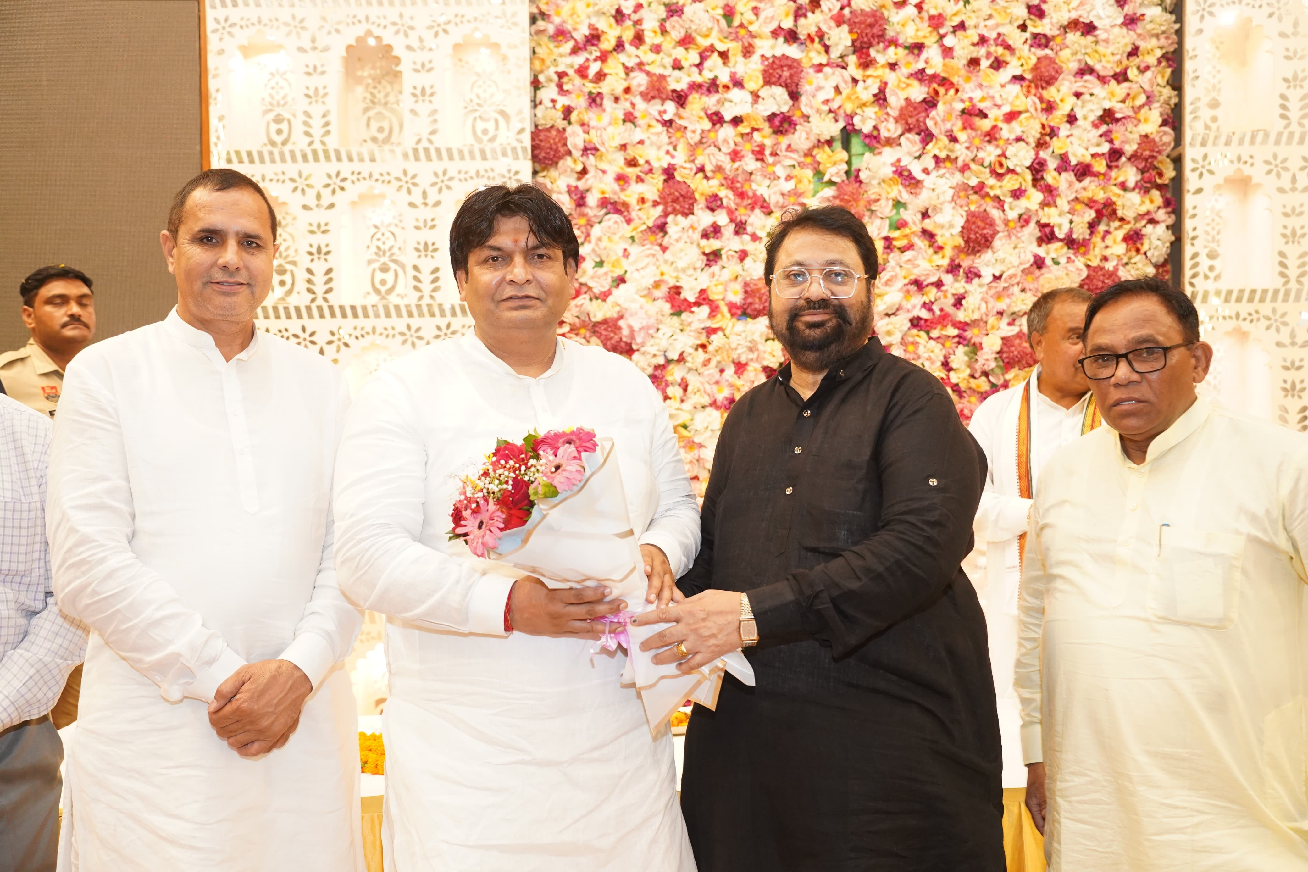 वार्ड 34 व वार्ड 21 में विकास कार्यों की शुरुआत करते विधायक मुकेश शर्मा . विज्ञप्ति वार्ड 34 व वार्ड 21 में विकास कार्यों की शुरुआत करते विधायक मुकेश शर्मा . विज्ञप्ति