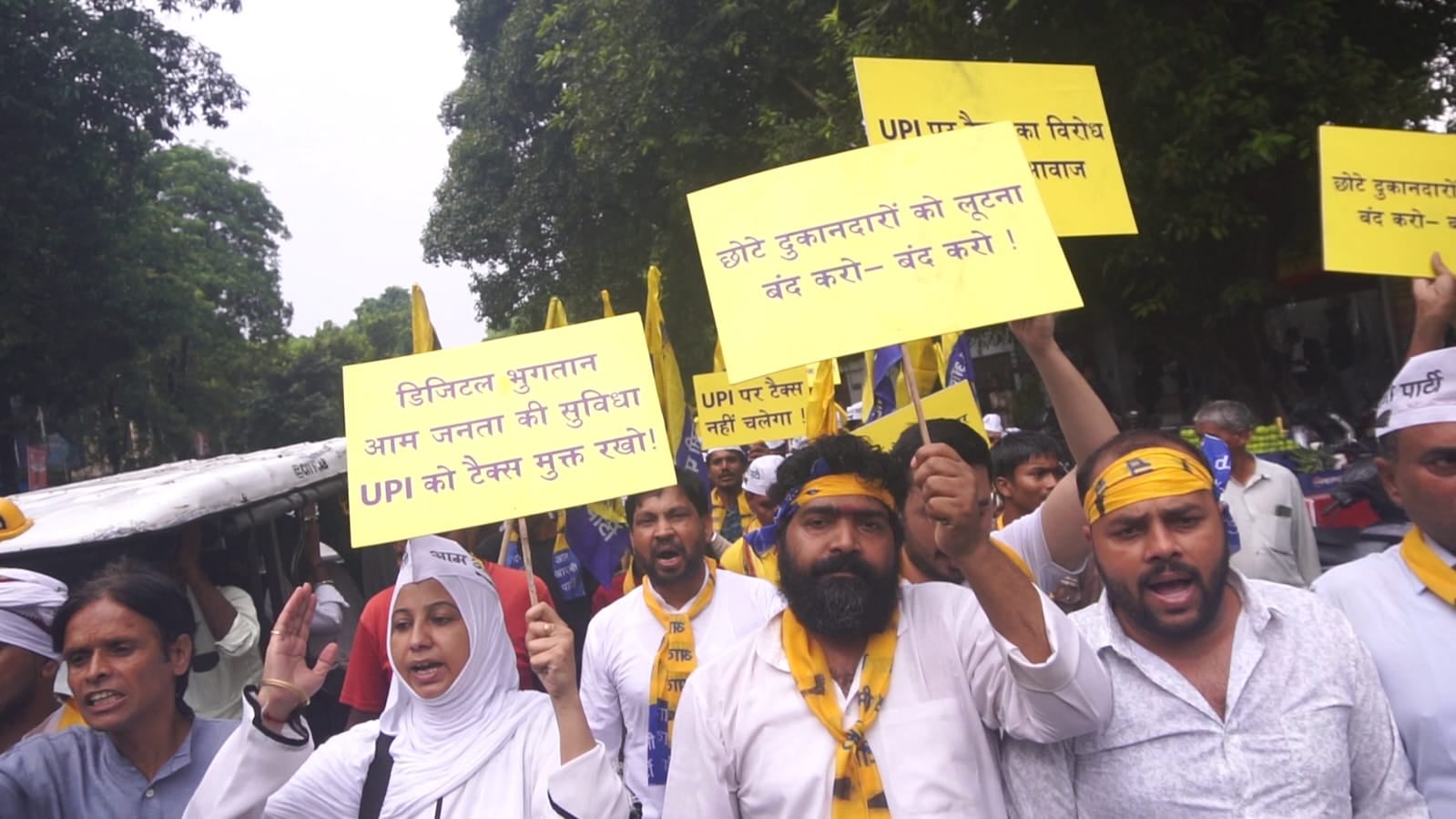यूपीआई पर 0.4 फीसदी टैक्स के विरोध में आप का प्रदर्शन यूपीआई पर 0.4 फीसदी टैक्स के विरोध में आप का प्रदर्शन