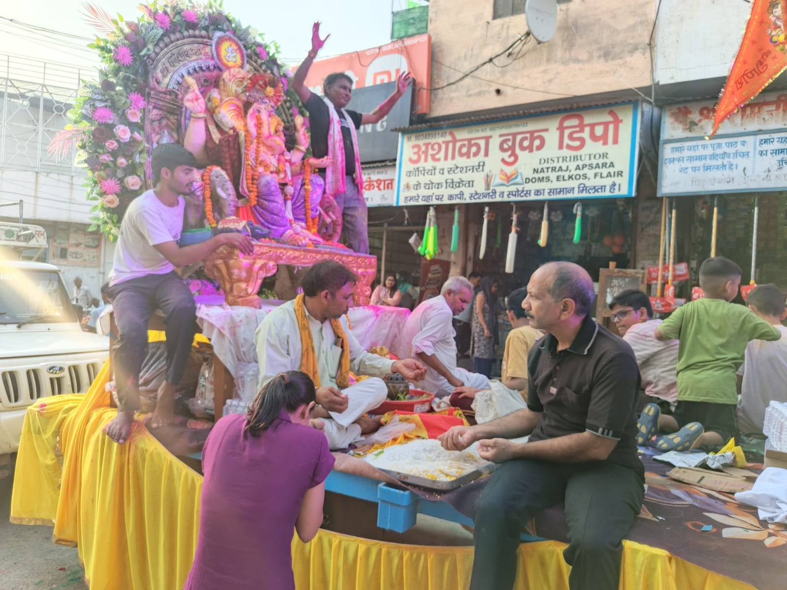 20 जुलाना 01: गणेश विसर्जन के दौरान नाचते हुए लोग। स्रोत: आयोजक