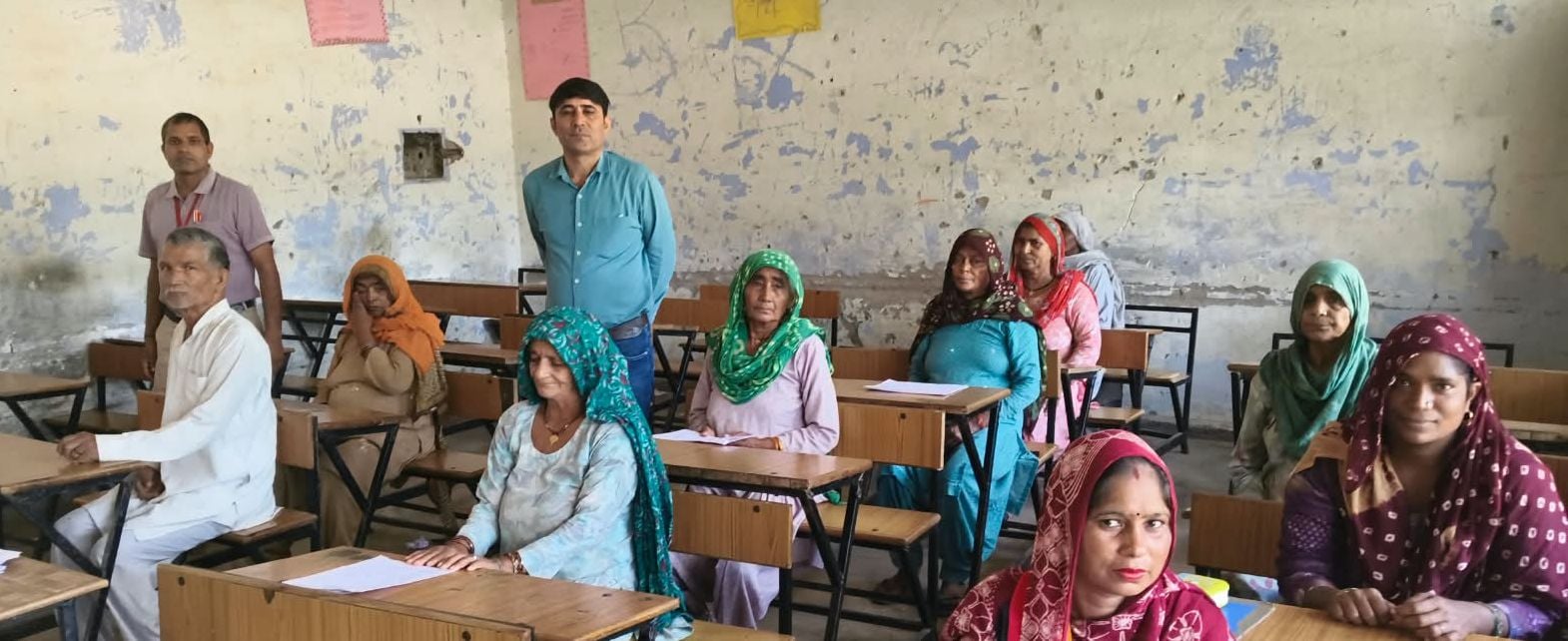 20जेएनडी30, 31- परीक्षा केंद्रों में उल्लास की परीक्षा देते हुए बुजुर्ग। संवाद