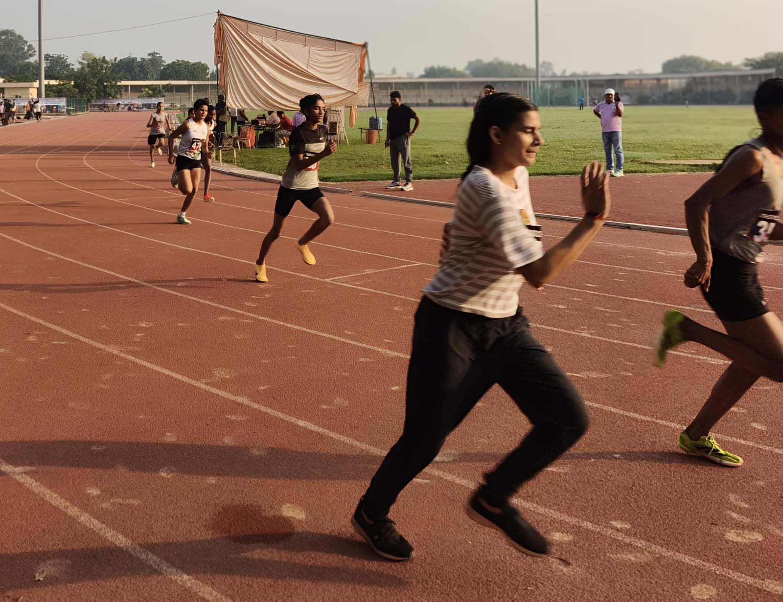 20उचाना01 : नवदीप स्टेडियम में आयोजित प्रतियोगिता में रेस में भाग लेती खिलाड़ी। संवाद