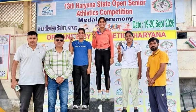 20उचाना01 : नवदीप स्टेडियम में आयोजित प्रतियोगिता में रेस में भाग लेती खिलाड़ी। संवाद