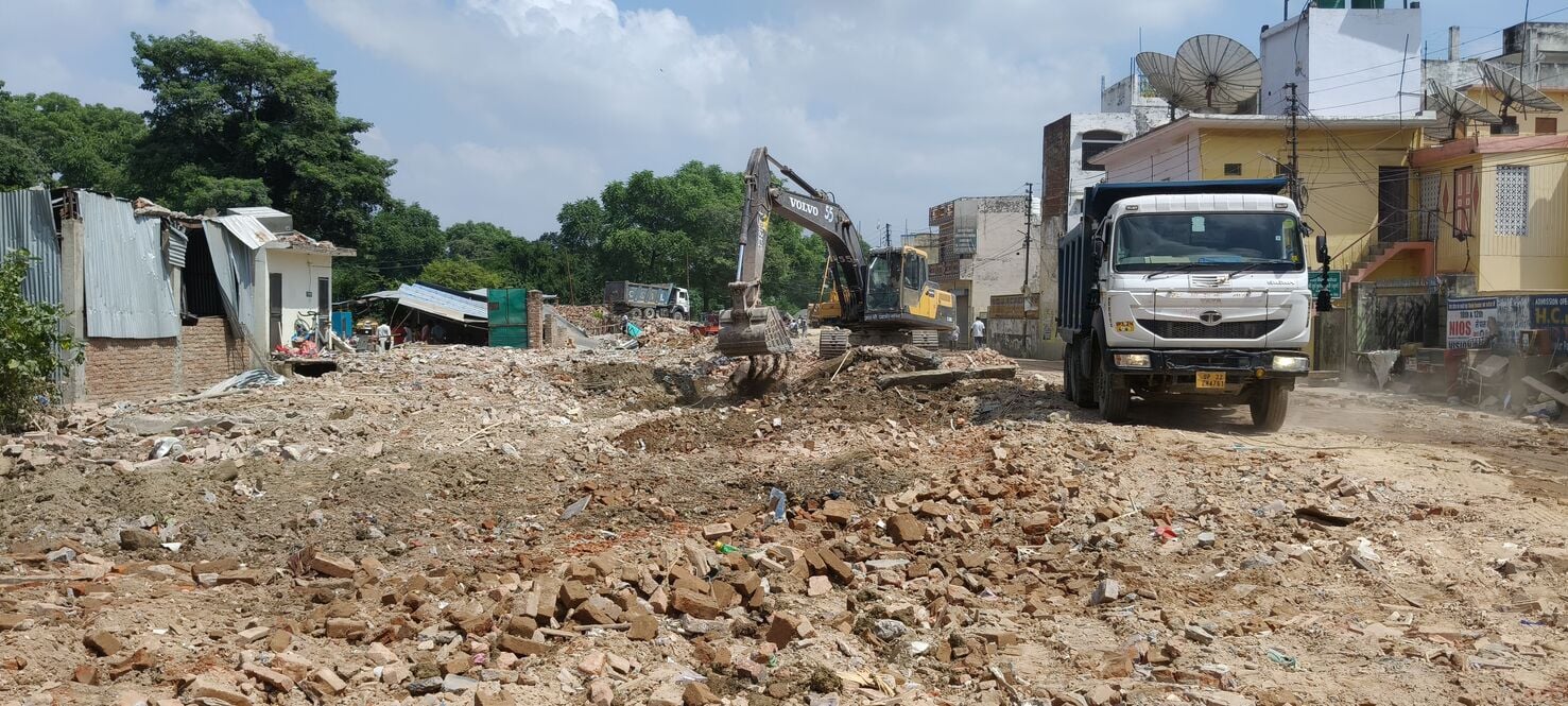 26-नाका-जनौरा मार्ग पर चौड़ीकरण की जद में आ रहे भवनों को गिराने के बाद मलबा हटाती जेसीबी।-संवाद 26-नाका-जनौरा मार्ग पर चौड़ीकरण की जद में आ रहे भवनों को गिराने के बाद मलबा हटाती जेसीबी।-संवाद