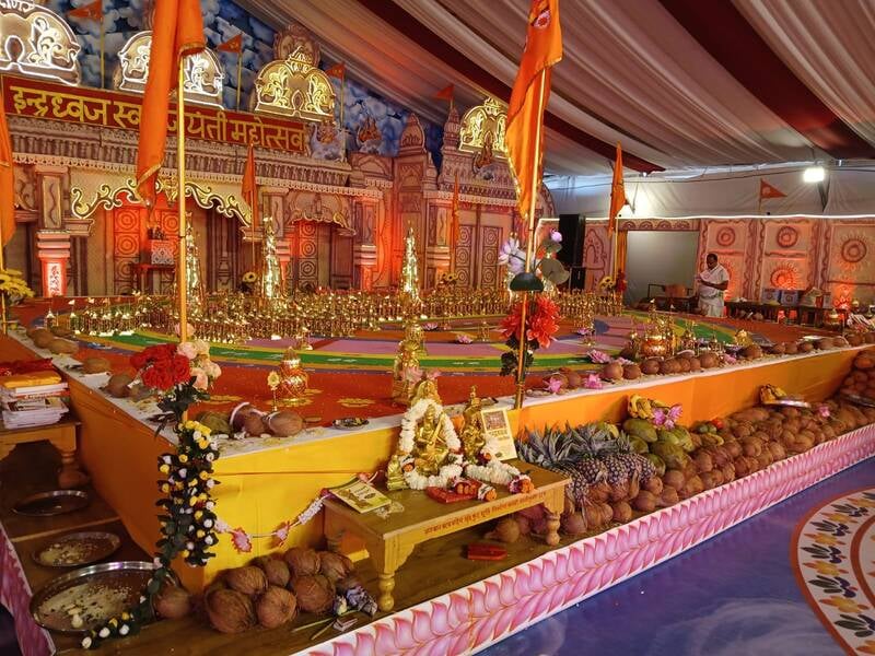 53- जैन मंदिर में अनुष्ठान में मौजूद सेवानिवृत्त न्यायमूर्ति कैलाश चंद्र व स्वामी रवींद्रकीर्ति