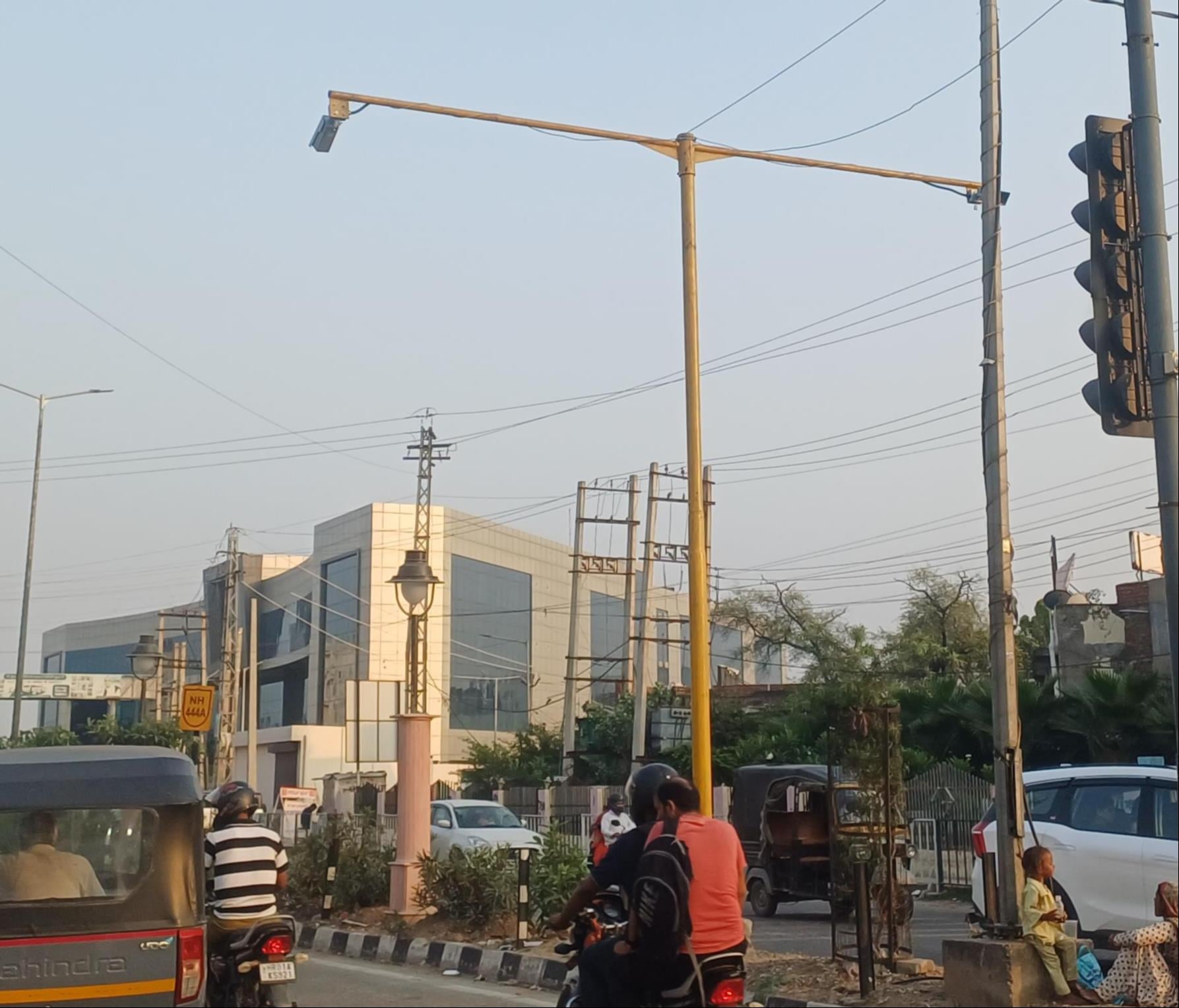 अंबाला छावनी में केपिटल चौक पर लगे सीसीटीवी कैमरे। संवाद अंबाला छावनी में केपिटल चौक पर लगे सीसीटीवी कैमरे। संवाद