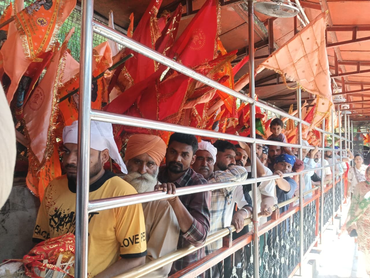 बाबा बालक नाथ मंदिर दियोटसिद्ध में दर्शनों के लिए कतारों में लगे श्रद्धालु। संवाद बाबा बालक नाथ मंदिर दियोटसिद्ध में दर्शनों के लिए कतारों में लगे श्रद्धालु। संवाद