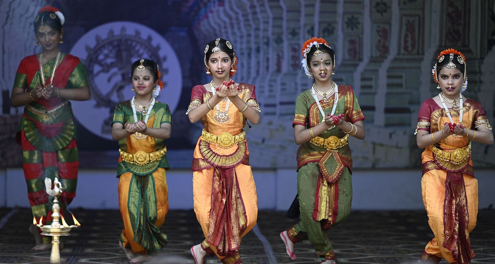 भगवान अय्यपा मंदिर में केरल के प्रमुख पर्व ओणम पर सांस्कृतिक कार्यक्रम प्रस्तुत करते बच्चे व रा